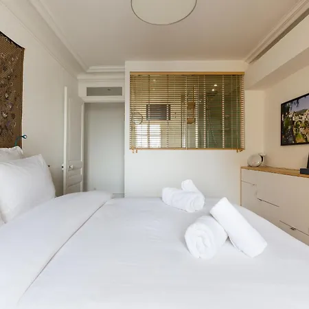 Veeve - A La Mode In Batignolles